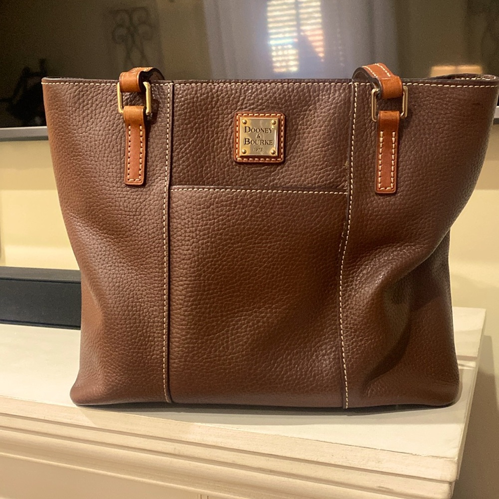Like new Dooney & Bourke medium handbag. Only used a few times.